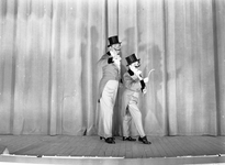 834026 Afbeelding van een scene uit het programma ABC Expres van het ABC-cabaret, met Wim Kan en Corry Vonk.